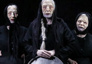 «Γριές που μαζεύουν την τσουκνίδα»: Η sold - out παράσταση του Κ. Ντέλλα ανεβαίνει στο θέατρο Σταθμός 