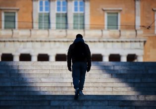 Φτώχεια: Εκτεθειμένος σε κίνδυνο 1 στους 4 που στην παιδική του ηλικία ζούσε σε φτωχά νοικοκυριά