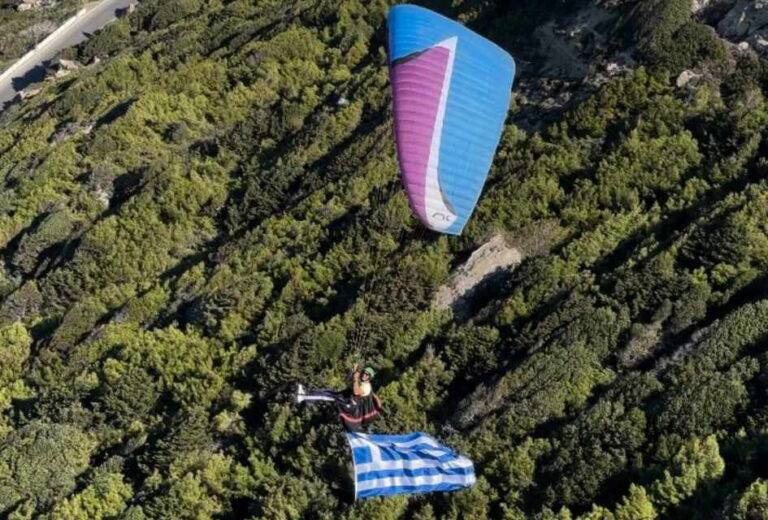 Ρόδος: Περήφανα «γεράκια» ύψωσαν την ελληνική σημαία – Γαλανόλευκη υπερηφάνεια