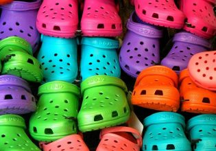 Crocs: Απαγορεύονται στα σχολεία και προκαλούν αντιδράσεις