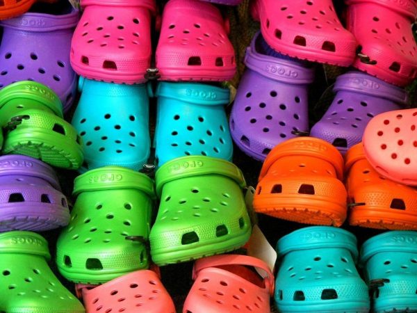 Crocs: Απαγορεύονται στα σχολεία και προκαλούν αντιδράσεις