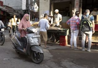 Γιατί εκατομμύρια Ινδές έχουν χάσει τον ύπνο τους μετά τον Αύγουστο