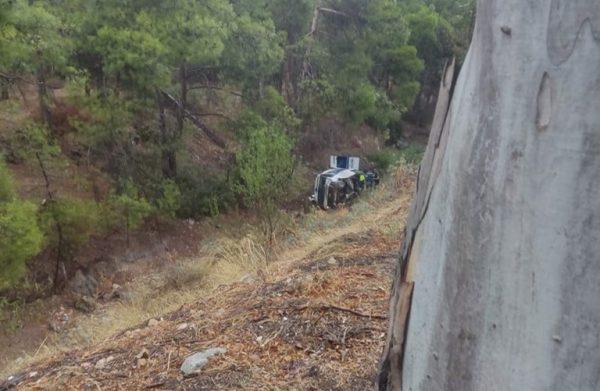 Καισαριανή: Τροχαίο με πτώση ασθενοφόρου σε γκρεμό στην Εθνικής Αντιστάσεως