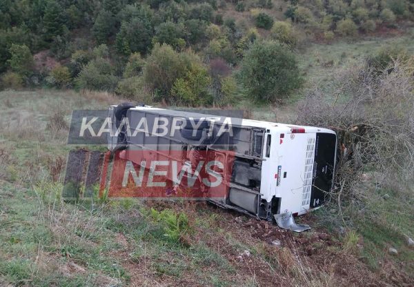 Καλάβρυτα: ΚΤΕΛ έπεσε σε χαράδρα – Δεν υπάρχουν τραυματίες