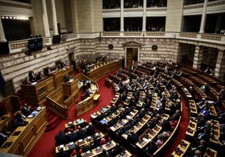 Live: Σε εξέλιξη στη Βουλή η συζήτηση για τις φωτιές