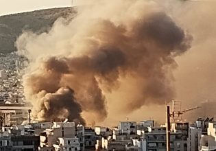 Μεγάλη φωτιά σε εγκαταλελειμμένο κτίριο στο κέντρο του Πειραιά – Κλειστή η οδός Κέκροπος