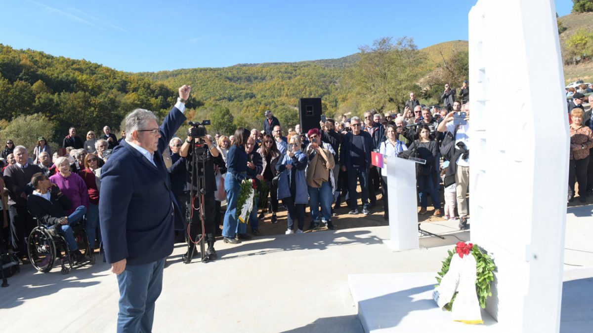 ΚΚΕ: Μνημείο στον ομαδικό τάφο ανταρτών του ΔΣΕ στο χωριό Κώττα – «Οφειλόμενη τιμή απέναντι στους ήρωες»