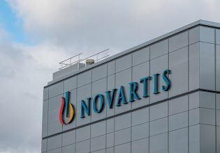 Κασσελάκης για Novartis: Ντροπή για τη χώρα μας – Αποκαλύπτουμε μάρτυρες όσο προστατεύουμε υπουργούς