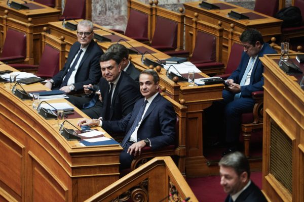 Βουλή: Η επιλογή αντιπάλου από Μητσοτάκη, η αντίδραση Σαμαρά και το πρέσινγκ του κέντρου στον Ανδρουλάκη