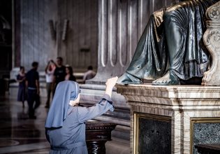 Συνελήφθη μοναχή στην Ιταλία για κλοπή με λεία 80.000 ευρώ