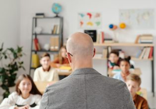 Απολύθηκε ο «καθηγητής φάντασμα»