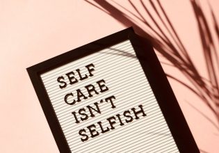 Ψεκάστε, σκουπίστε, ανανεωθείτε: Απλές self care πρακτικές μέσα σε 5 λεπτά