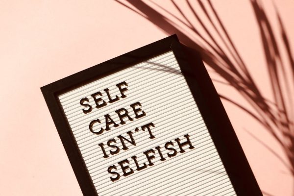 Ψεκάστε, σκουπίστε, ανανεωθείτε: Απλές self care πρακτικές μέσα σε 5 λεπτά