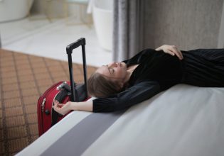 Jet lag: 7 επιστημονικά hacks για να το αντιμετωπίσεις