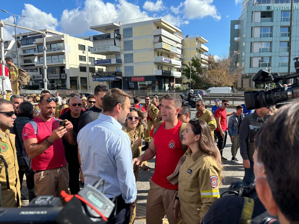 Στο πλευρό των εποχικών πυροσβεστών δηλώνει ο Κασσελάκης