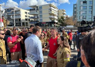 Στο πλευρό των εποχικών πυροσβεστών δηλώνει ο Κασσελάκης