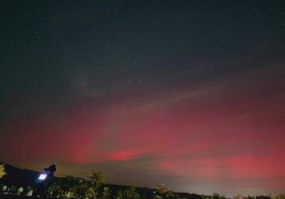 Μαγευτικές εικόνες με το σέλας στον ουρανό της Ελλάδας – Από τη Θεσσαλονίκη μέχρι την Πεντέλη