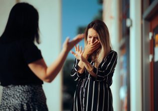 Δέκα φράσεις που λένε όσοι προσποιούνται ότι μας συμπαθούν, ενώ στην πραγματικότητα μας αντιπαθούν