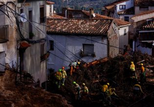 Βαλένθια: Φωτογραφικά κλικ από την καταιγίδα του αιώνα – Η Ισπανία σε κατάσταση σοκ