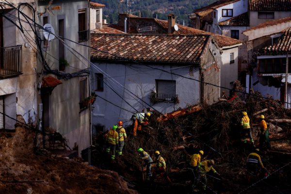 Βαλένθια: Φωτογραφικά κλικ από την καταιγίδα του αιώνα – Η Ισπανία σε κατάσταση σοκ