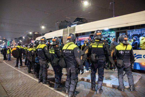 Ολλανδία: Kυβερνητική κρίση προκάλεσαν τα επεισόδια μετά τον αγώνα Άγιαξ – Μακάμπι