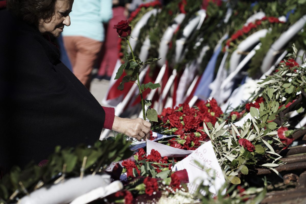 Πολίτες τιμούν την 51η επέτειο της εξέγερσης του Πολυτεχνείου, καταθέτοντας λουλούδια ή στεφάνια. 