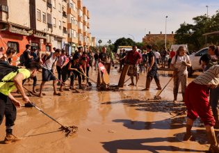 Βαλένθια: Όλοι οι Ισπανοί μια «γροθιά» – Συγκινητικό κύμα αλληλεγγύης από εθελοντές στις πληγείσες περιοχές