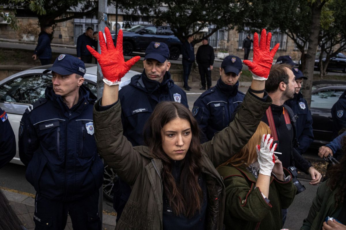 Στιγμιότυπο από τις αντικυβερνητικές διαδηλώσεις στη Σερβία μετά την τραγωδία στο Νόβι Σαντ. 