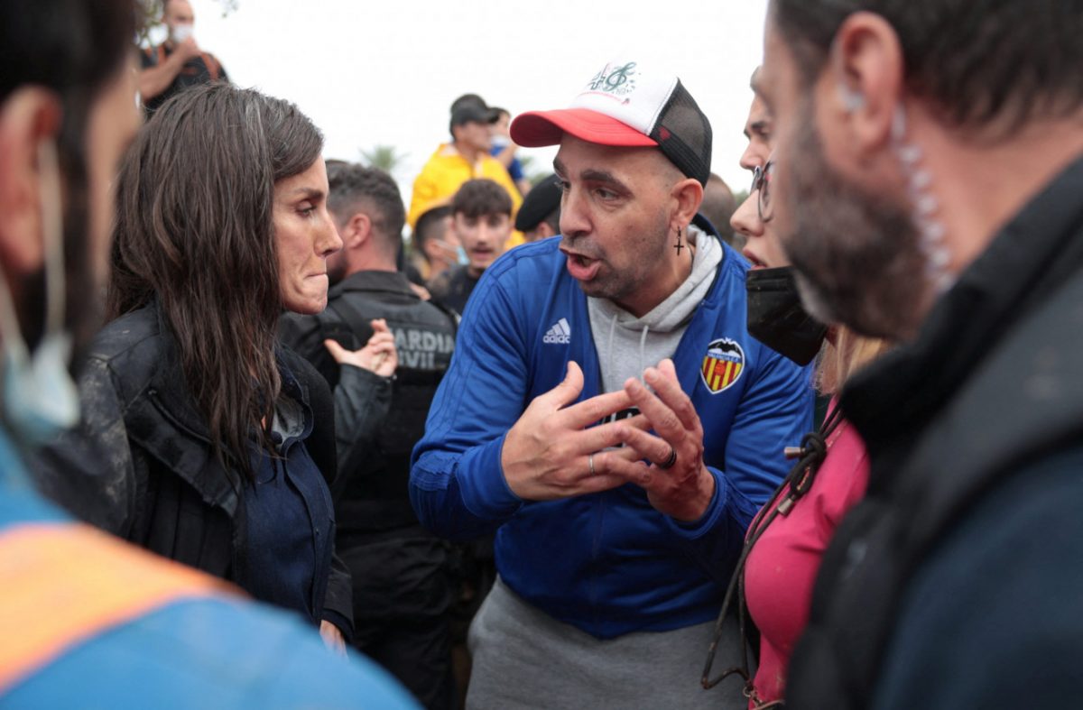 H βασίλισσα Λετίθια κλαίει μπροστά στους πλημμυροπαθείς της Βαλένθια