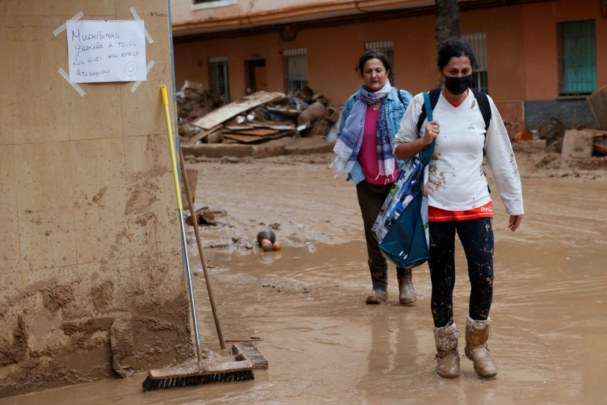 Οι δρόμοι στην Παϊπόρτα, κοντά στη Βαλένθια, είναι γεμάτοι λάσπες. 