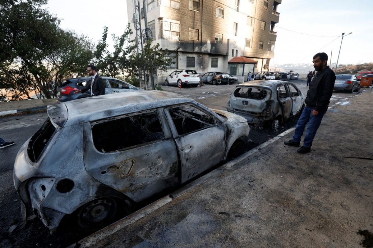 Δυτική Όχθη: Ισραηλινοί έποικοι πυρπολούν αυτοκίνητα στα περίχωρα της Ραμάλα