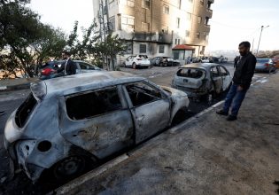 Δυτική Όχθη: Ισραηλινοί έποικοι πυρπολούν αυτοκίνητα στα περίχωρα της Ραμάλα