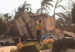 Καλιφόρνια: Ανείπωτη καταστροφή από τις φωτιές – Πάνω από 130 σπίτια έχουν γίνει στάχτη