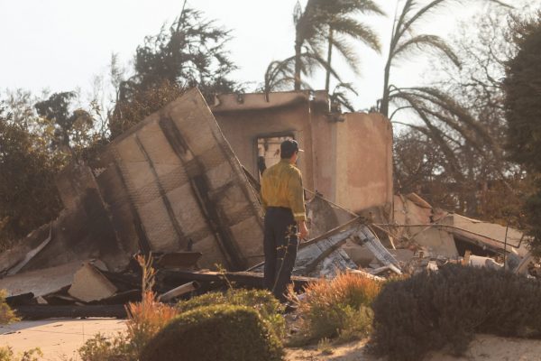 Καλιφόρνια: Ανείπωτη καταστροφή από τις φωτιές – Πάνω από 130 σπίτια έχουν γίνει στάχτη