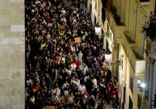 Ισπανία: Στο δρόμο χιλιάδες διαδηλωτές κατήγγειλαν τη διαχείριση των πλημμυρών – «Μαθόν παραιτήσου»