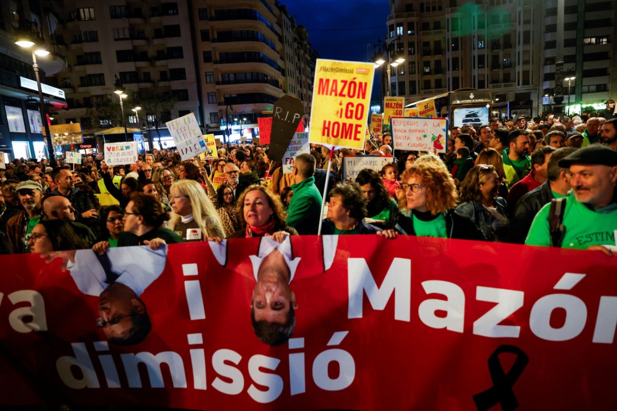 Ισπανία: Διαδήλωση εκπαιδευτικών και γονέων στη Βαλένθια για τα κλειστά σχολεία