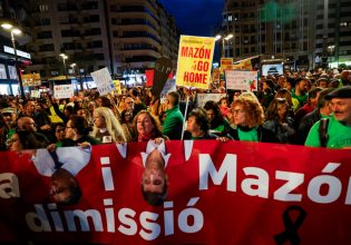 Ισπανία: Διαδήλωση εκπαιδευτικών και γονέων στη Βαλένθια για τα κλειστά σχολεία