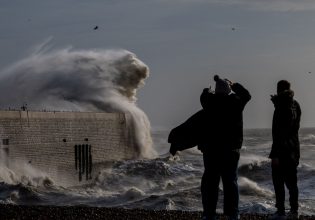 Κακοκαιρία Μπερτ: Τρομακτικές εικόνες στη Βρετανία – Πλημμύρες στην Ουαλία