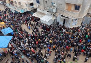 Γάζα: Δύο γυναίκες κι ένα κοριτσάκι ποδοπατήθηκαν προσπαθώντας να πάρουν ψωμί