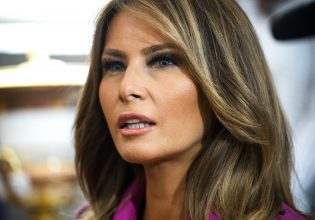 «Melania»: Ένα βιβλίο γεμάτο σκάνδαλα και αποκαλύψεις για την πρώτη θητεία Τραμπ