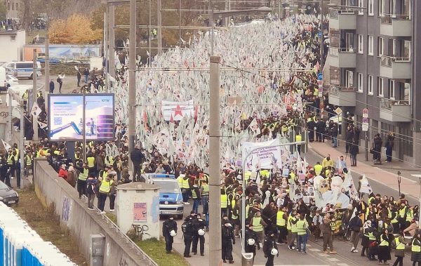 Κολωνία: Χιλιάδες διαδήλωσαν για την απελευθέρωση του Οτσαλάν, 25 χρόνια μετά τη σύλληψή του