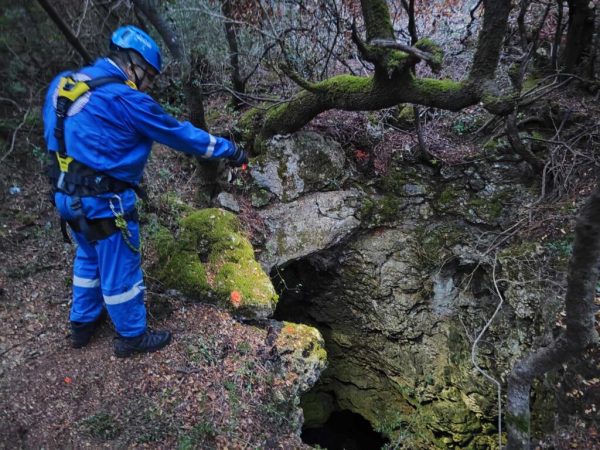 Πρέβεζα: 19χρονος παγιδεύτηκε σε σπήλαιο βάθους 20 μέτρων – Μεγάλη επιχείρηση απεγκλωβισμού