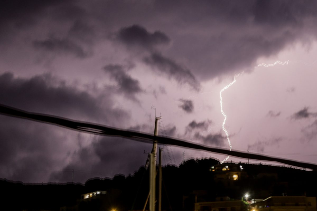 Καταιγίδες με αρκετούς κεραυνούς σήμερα – Ποιες περιοχές θα επηρεαστούν