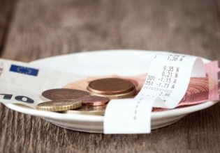 Φιλοδώρημα: Αφορολόγητα πλέον τα «tips» μέχρι 300 ευρώ – Όλοι οι νέοι κανόνες