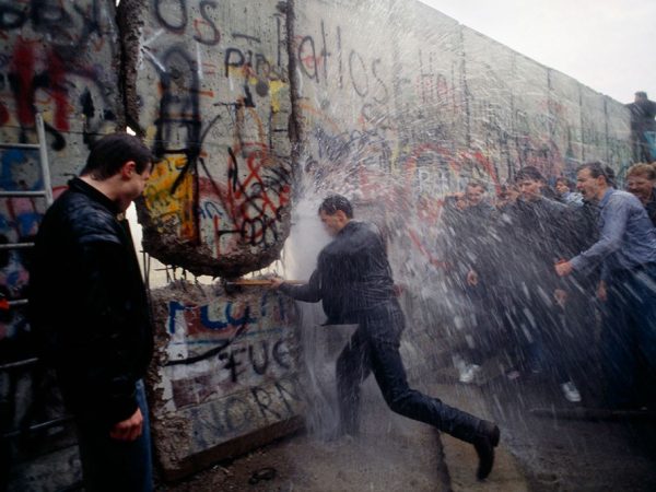 Το Τείχος του Βερολίνου συνεχίζει να… πουλάει ως ανάμνηση