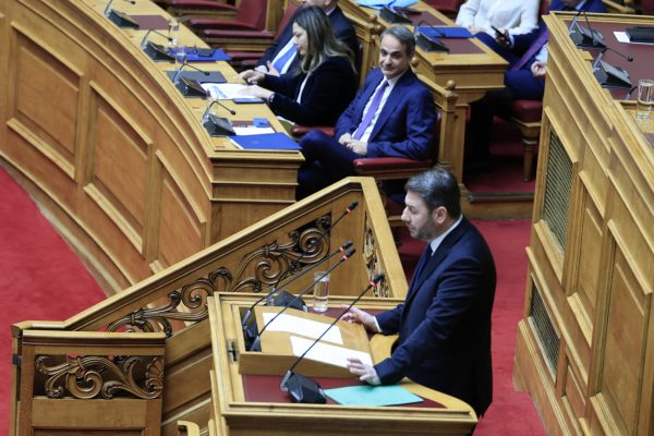 Κυβέρνηση: Με όπλο τον ΣΥΡΙΖΑ, ο Μητσοτάκης δίνει ραντεβού με το ΠΑΣΟΚ στην Βουλή – Ο αντίπαλος «Ανδρουλάκης»