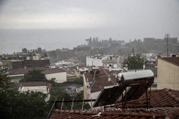 Καιρός: Τοπικές βροχές και καταιγίδες την Παρασκευή – Έως 7 μποφόρ οι άνεμοι