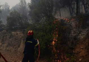 Πέθανε πυροσβέστης κατά τη διάρκεια κατάσβεσης φωτιάς στη Θεσσαλονίκη