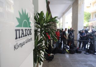 ΠΑΣΟΚ: Πολιορκεί το κέντρο που «χάνει» η ΝΔ και τη βαφτίζει «γαλάζιο ΣΥΡΙΖΑ»