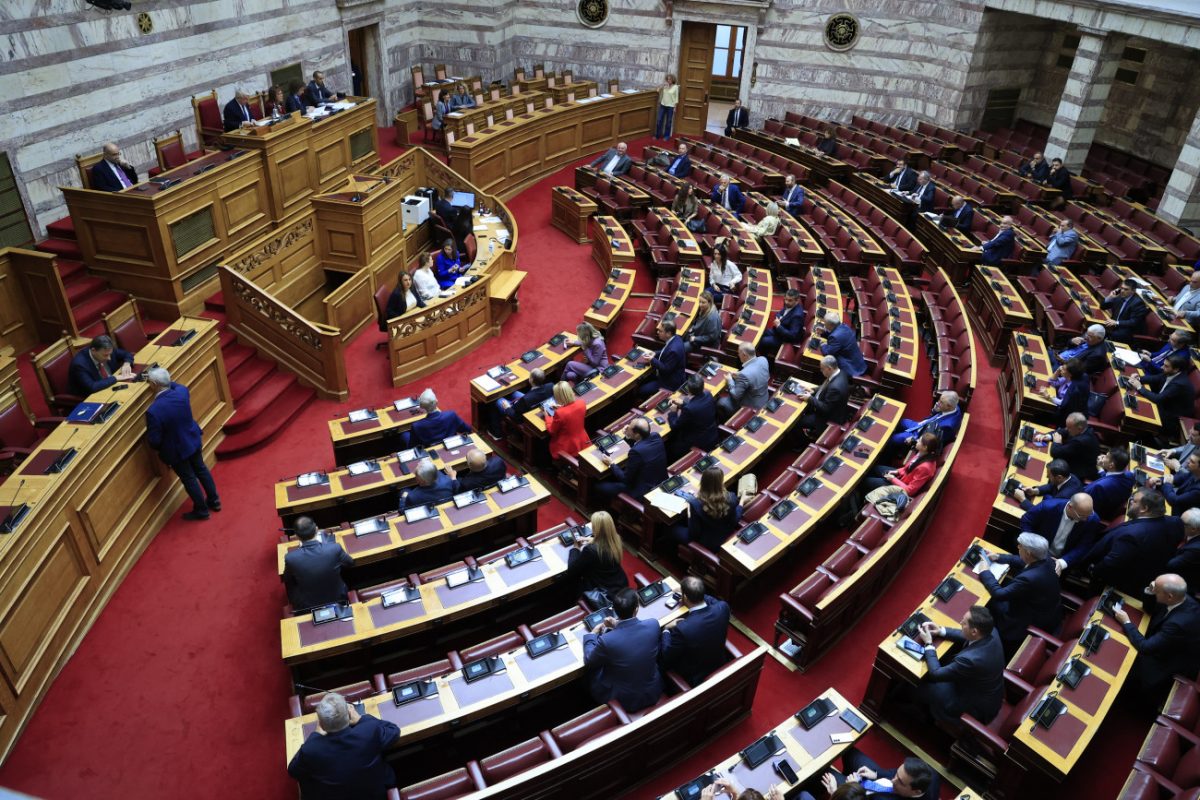 Το μετέωρο βήμα της αντιπολίτευσης, η εκκρεμότητα του ΣΥΡΙΖΑ και η αναμονή όλων στη Βουλή